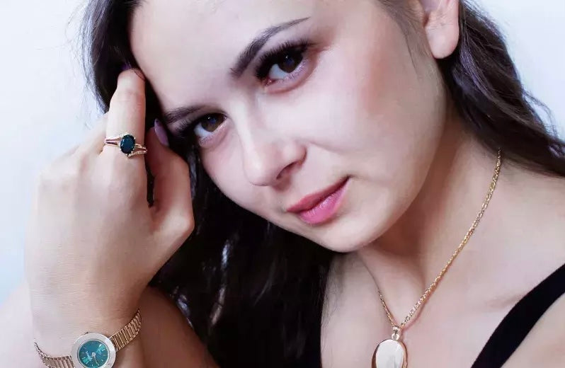 Zlaté dámske okrúhle hodinky so zeleným ciferníkom