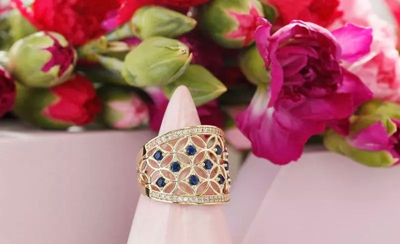 Široký zlatý ažúrový prsteň s tmavomodrými zirkónmi - Royal Blue Garden