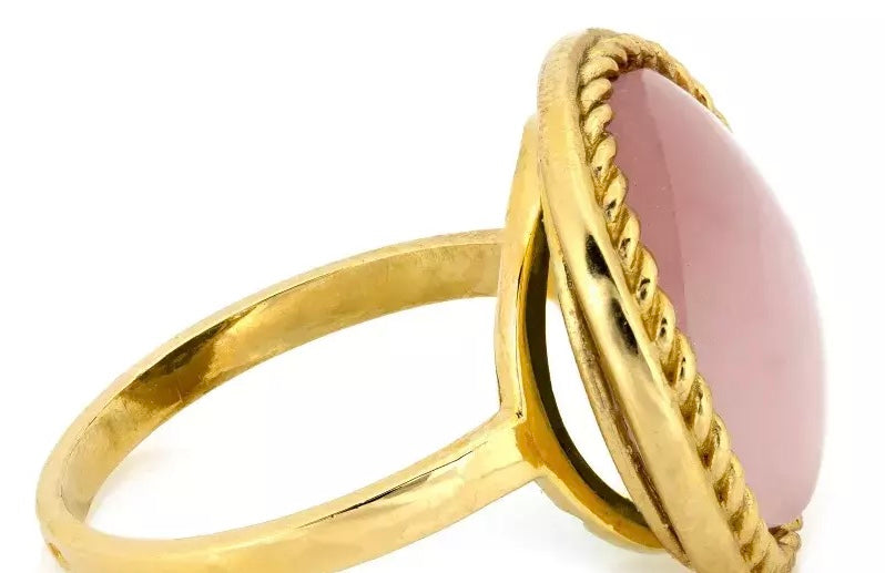 Veľký zlatý prsteň s ružovým syntetickým kameňom