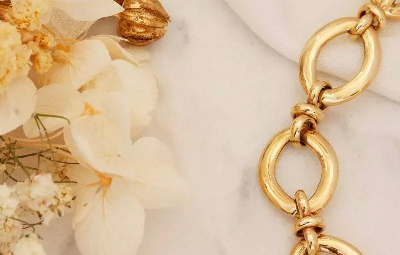 Zlatý náramok s veľkými oválnymi prvkami