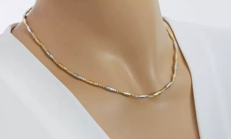 Zlatý náhrdelník s dvojfarebnými lesklými prvkami