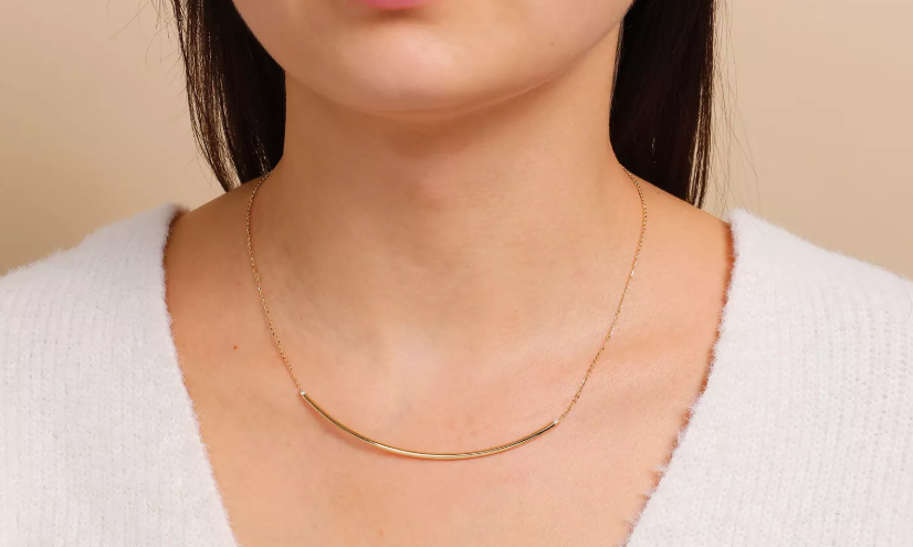 Zlatý náhrdelník s oblúkovým príveskom v minimalistickom dizajne