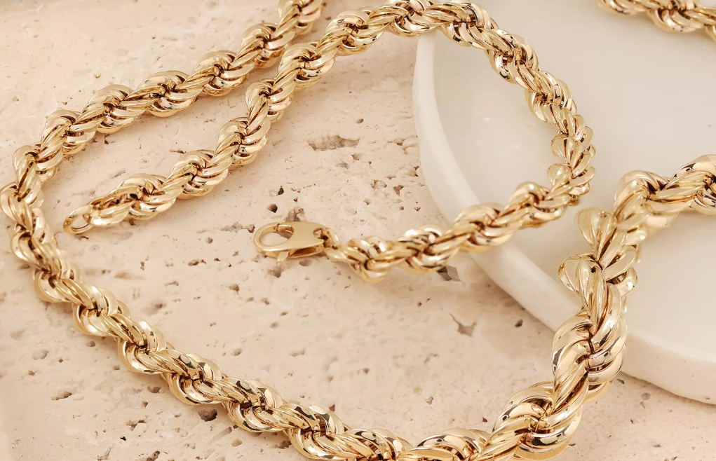 Set zlatý náhrdelník a náramok so zapleteným vzorom