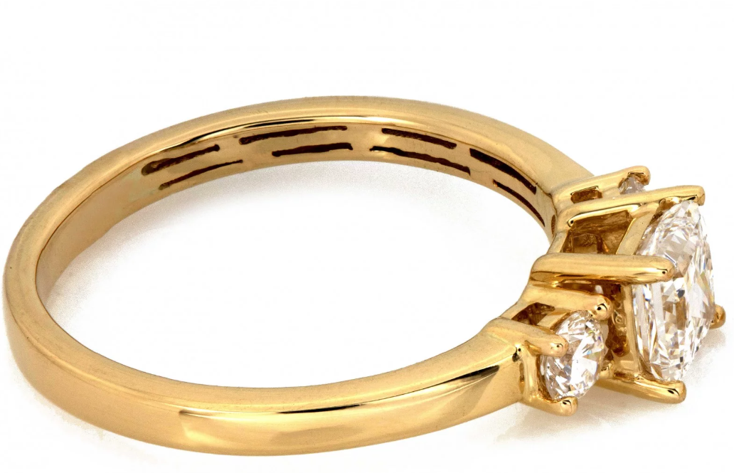 Zlatý prsteň s tromi diamantmi – princess & round cut