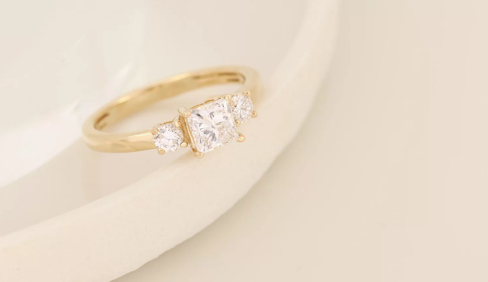Zlatý prsteň s tromi diamantmi – princess & round cut