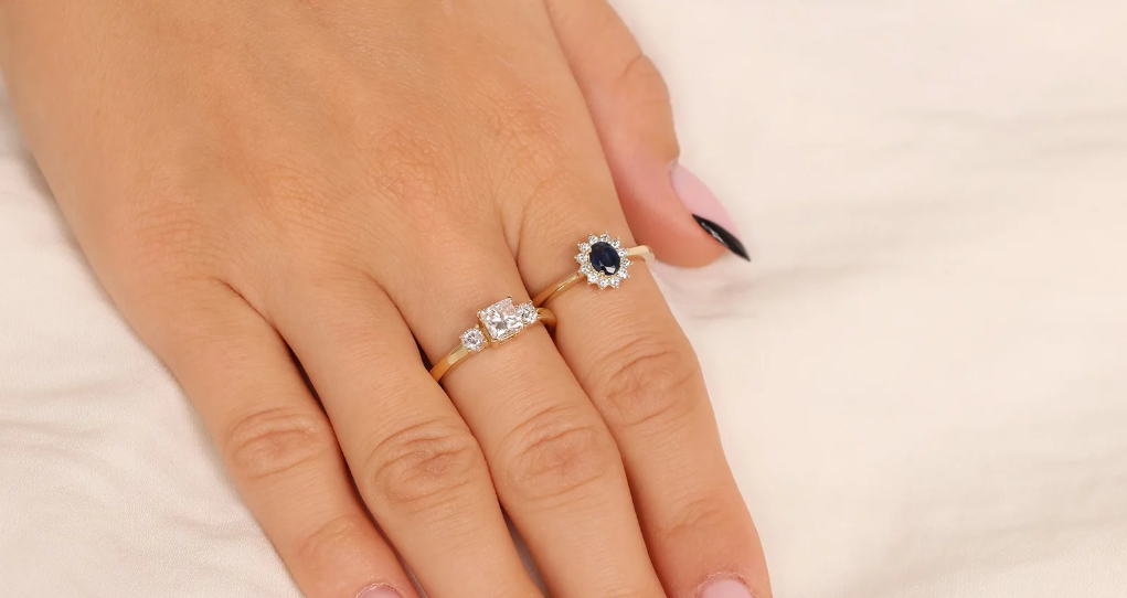 Zlatý prsteň s tromi diamantmi – princess & round cut