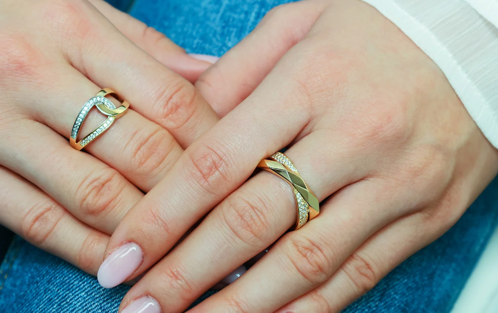 Dizajnový zlatý prsteň so zirkónmi - Golden Facette Royale Ring
