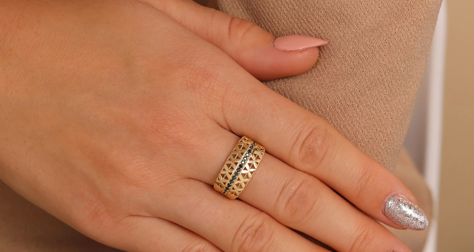 Zlatý prsteň s ornamentálnym vzorom a čiernymi zirkónmi – Golden Noire Fleur Ring