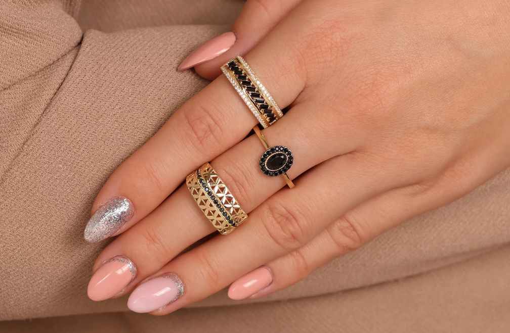 Zlatý prsteň s ornamentálnym vzorom a čiernymi zirkónmi – Golden Noire Fleur Ring