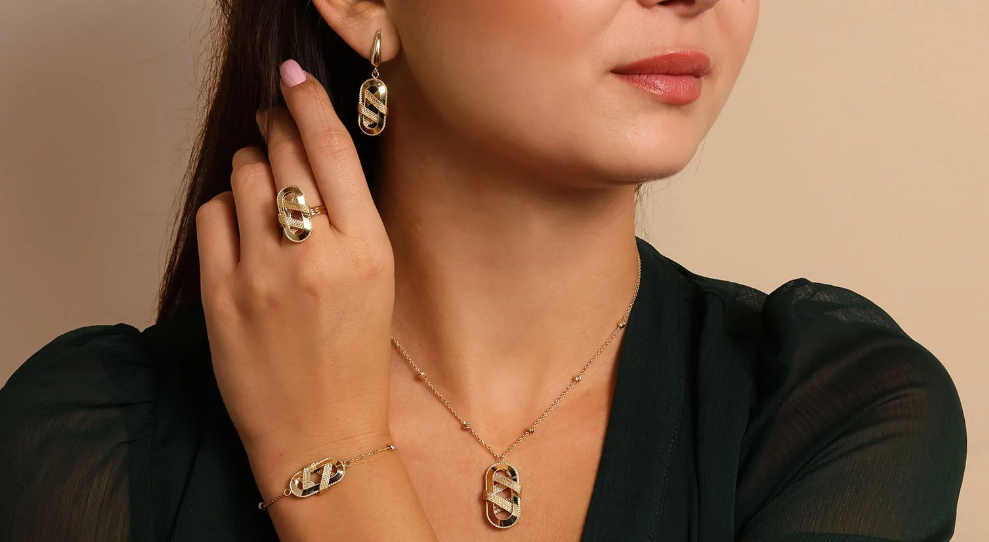 Zlatý prsteň s prepleteným motívom – Golden Entrelacé Ring