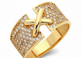 Zlatý dizajnový prsteň so zirkónmi – Golden Embrace Ring