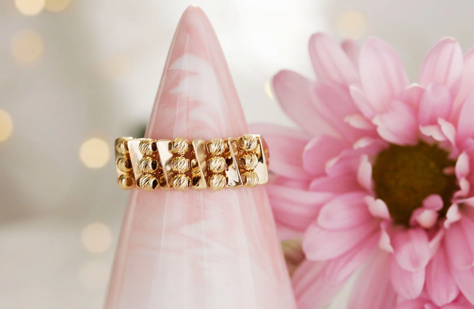 Zlatý prsteň s dekoratívnymi guľôčkami – Golden Riva Ring