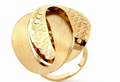 Zlatý dizajnový prsteň s reliéfnou štruktúrou – Golden Époque Ring