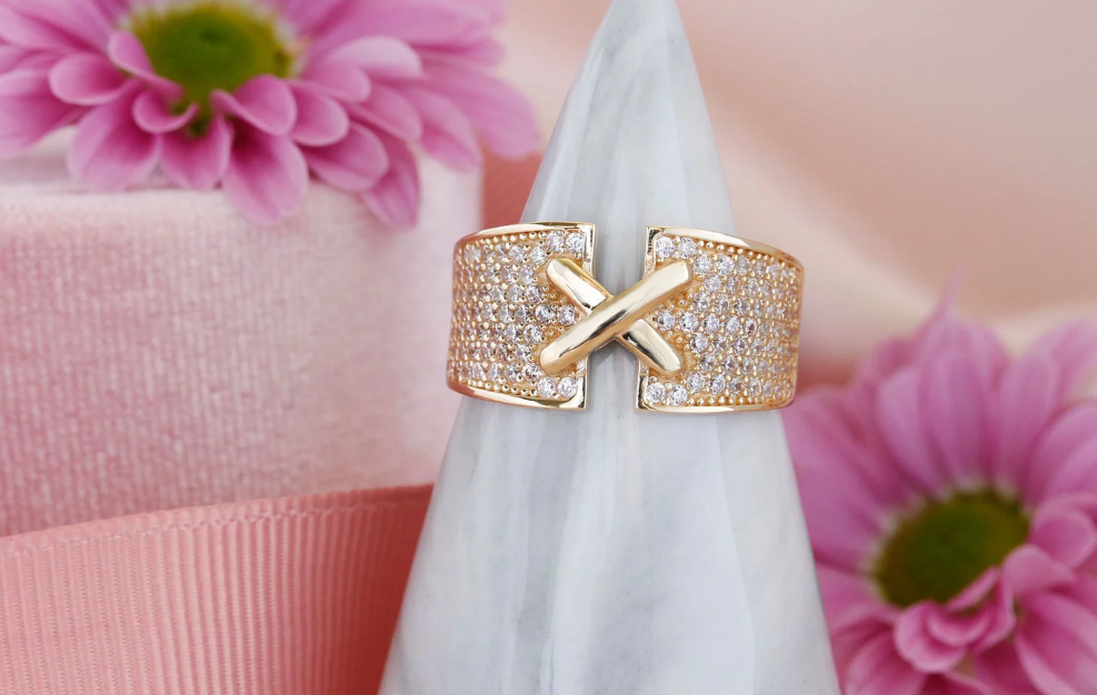 Zlatý dizajnový prsteň so zirkónmi – Golden Embrace Ring
