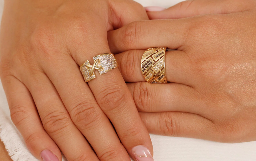 Zlatý dizajnový prsteň so zirkónmi – Golden Embrace Ring