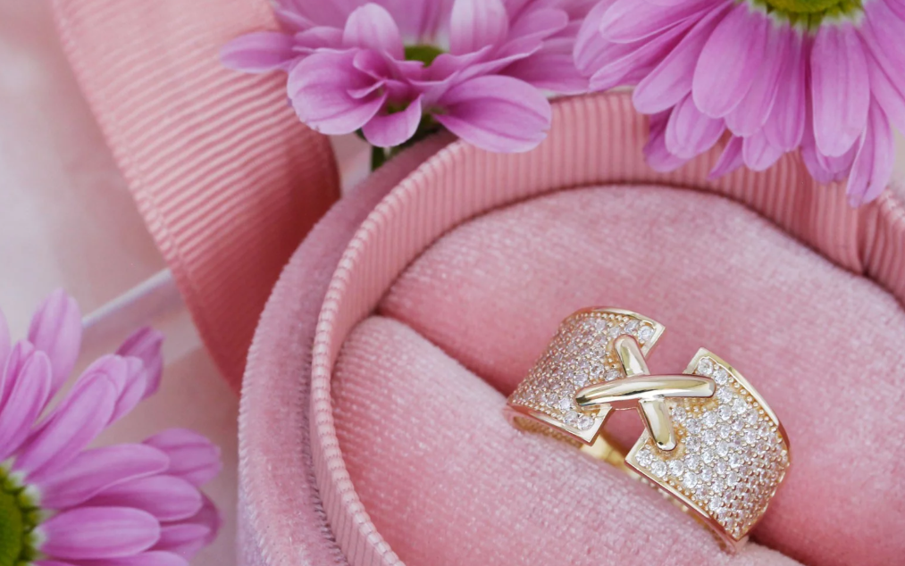 Zlatý dizajnový prsteň so zirkónmi – Golden Embrace Ring