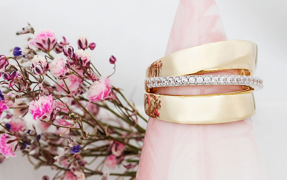 Zlatý dizajnový prsteň so zirkónmi – Luminous Curve Ring