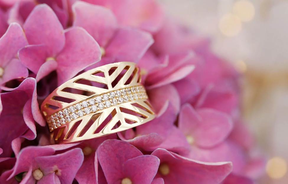 Masívny zlatý prsteň so zirkónmi – Golden Atria Ring