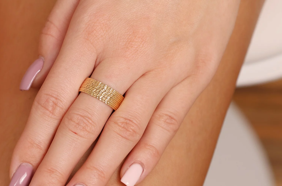 Zlatý dizajnový prsteň – Textured Gold Band Ring