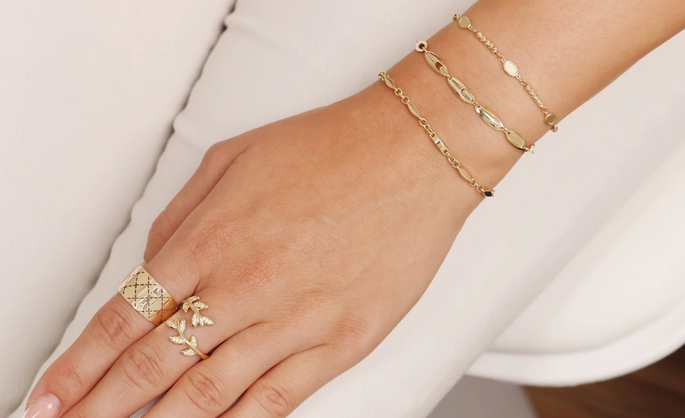 Zlatý prsteň s listovým motívom a zirkónmi – Golden Fleur Ring