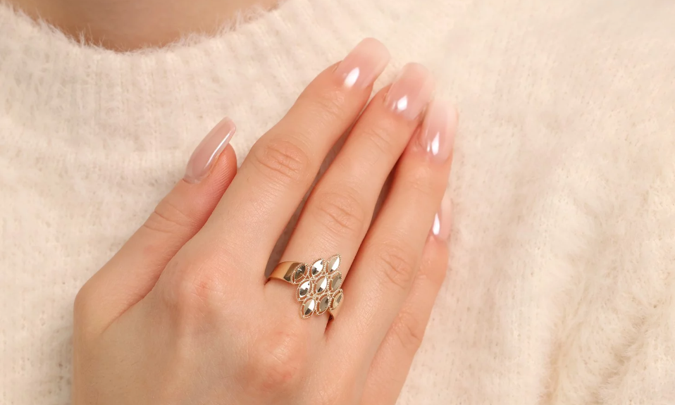Zlatý dizajnový prsteň s oválnym ornamentom – Golden Marquise Ring