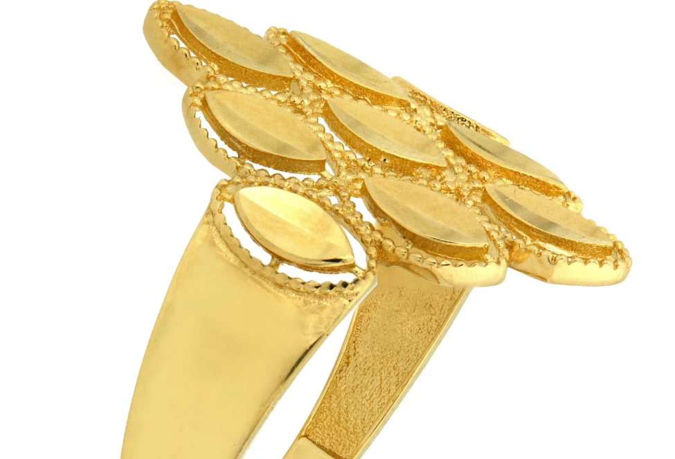 Zlatý dizajnový prsteň s oválnym ornamentom – Golden Marquise Ring
