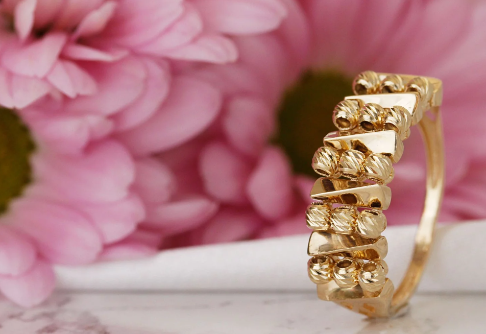 Zlatý prsteň s dekoratívnymi guľôčkami – Golden Riva Ring